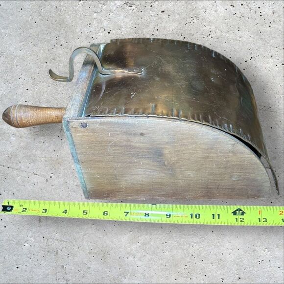 Vintage copper/wood ash & coal scuttle. Copper lid has large hammered imprints. - Picture 8 of 8